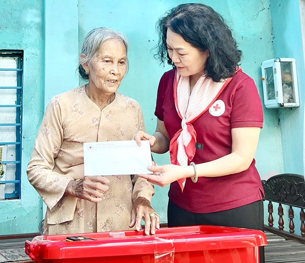 Hội Chữ thập đỏ Việt Nam: Trao hỗ trợ người dân Quảng Nam bị thiệt hại do bão Noru - Ảnh 2.