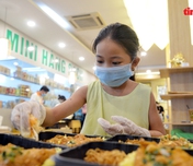 Cô bé 10 tuổi mắt đen láy, ngày ngày phụ nấu cơm ủng hộ tuyến đầu chống dịch
